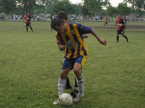 Walter Acuña cubre el balón. En el segundo tiempo se vieron demasiadas diferencias entre un equipo y otro.