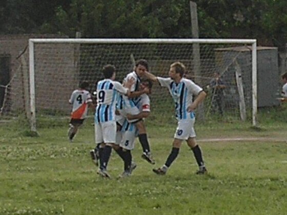 En la penúltima fecha Banco enfrentó a Torito en Sparta y este es el festejo del gol de Nicolás Laurens.
