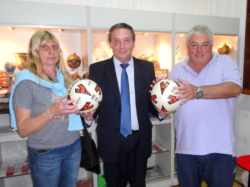 Liliana Barón y Alberto Massari, de Banco, rodean a Fernando Verdolín, directivo de Rosarina.