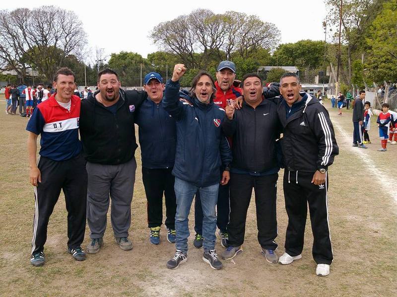 El presidente del club, Diego Griffa, festejando el ascenso junto a Claudio D'alberti, Coordinador de Inferiores, y varios de sus técnicos.