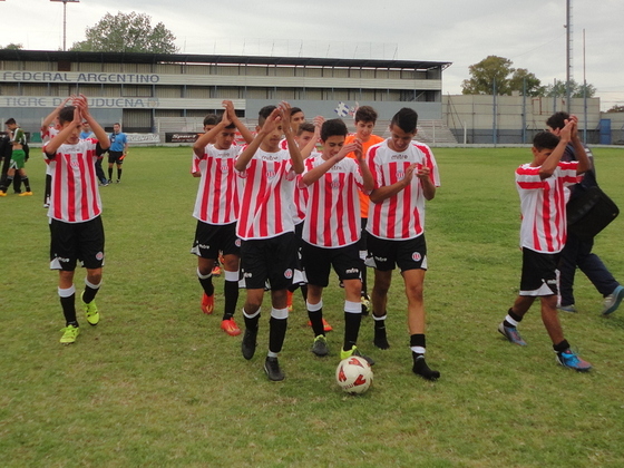 Final y aplauso cerrado para los chicos de Rosarina. El equipo tuvo un &oacute;ptimo desempe&ntilde;o.