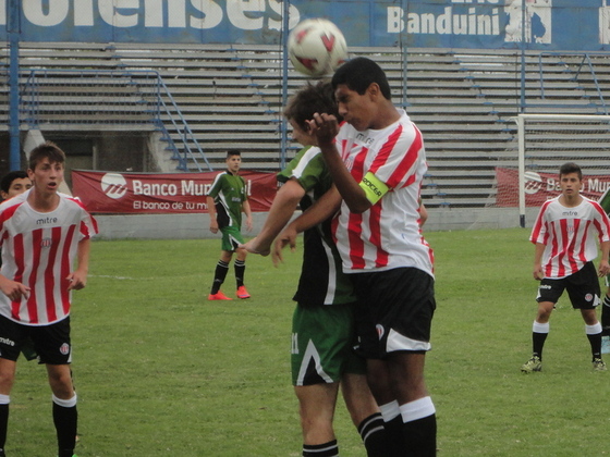 Lucas Trejo, capitán de Rosario, salta a cabecear con Andrés Ferreyra de Río Tercero.