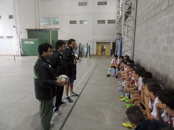 Fernando Cuerva (en el medio) junto a sus colaboradores, alistando detalles previo al partido.