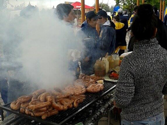 En las inmediaciones del Kempes, los choripanes le pusieron aroma a la previa.
