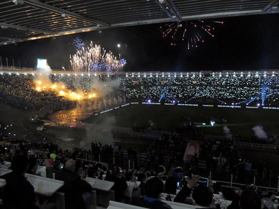 La salida de los equipos bajo fuegos artificiales y rodeados de flashes. Excelente espectáculo.