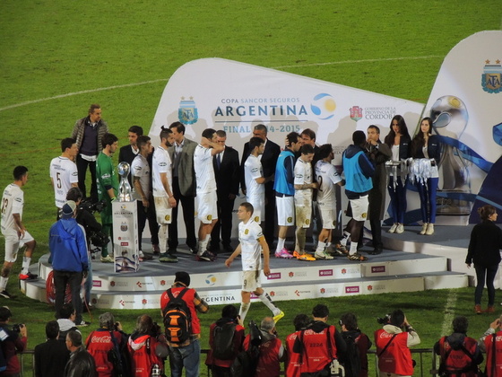 Central recibe la medalla del subcampeón. Enojado, Ruben ya parte rumbo a los vestuarios.