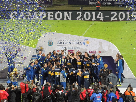 La foto del campeón. Orión levanta la copa mientras los papelitos azul y oro invaden.