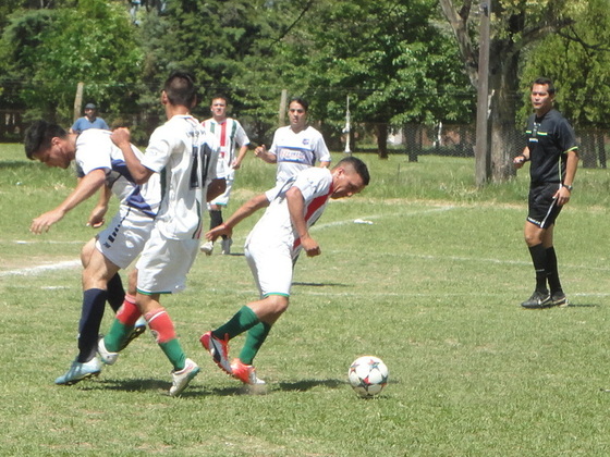 Ulises traba y pasa. El volante ganó más de lo que perdió en la mitad de la cancha.