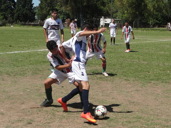Lucas Morales cuida el balón de la presión rival. Semillero metió en todos los sectores.