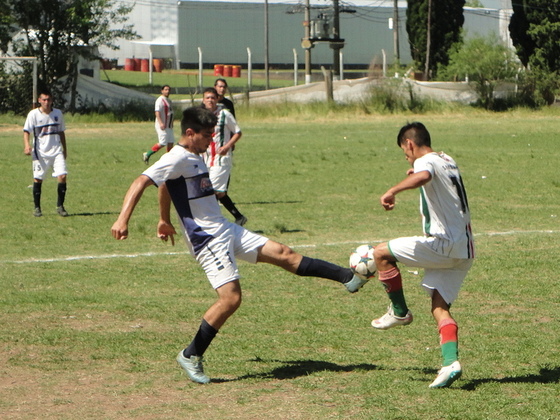 Mariano Fabio le robará la pelota a Crisosto. Mitre jugó con varios juveniles de 4ta y 5ta.