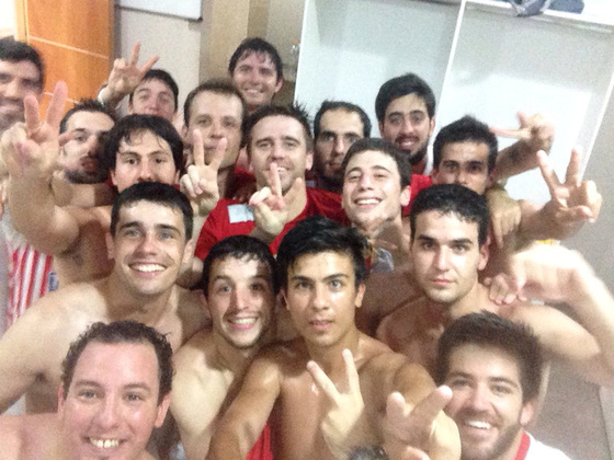 La ya tradicional &quot;selfie&quot; en el vestuario ganador. El plantel del CUA feliz festeja el 2-0. Foto: Marcos Parma Facebook.