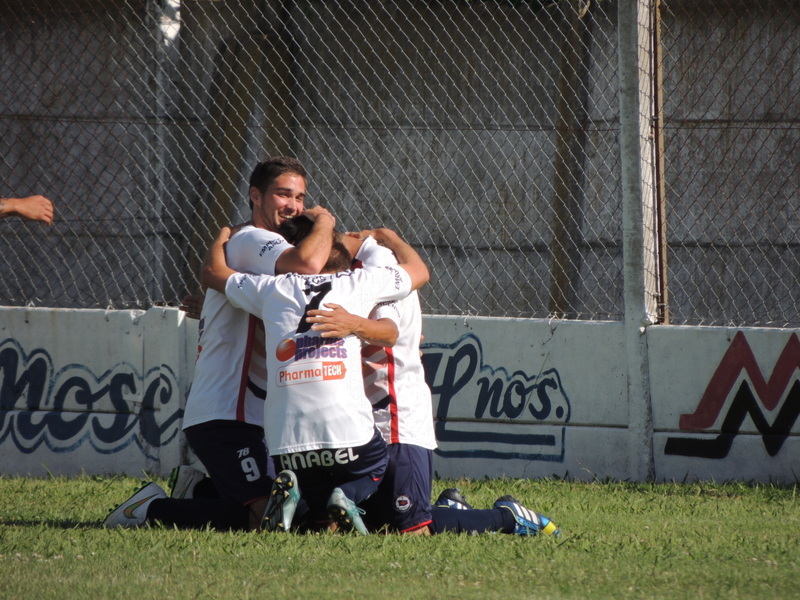 Sosa convirtió el primero y sus compañeros lo fueron a abrazar. Ese gol abrió el partido.