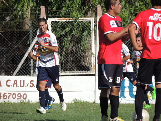 Bonacci sonríe. El "Bochi" marcó un golazo, con una apilada para recordar.