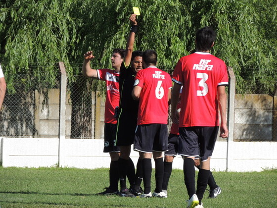 Villafañe muestra una amarilla ante disconformes jugadores de Unión.