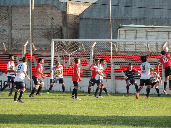 Momento clave. El centro cae en el área y Vechiarello no podrá empujarla. Era el 2-2.