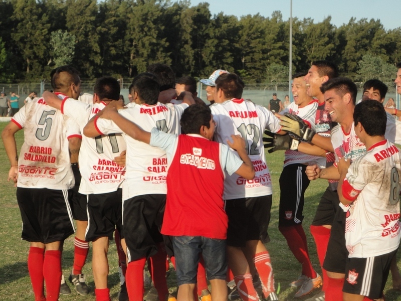 Festejo loco de Arijón después de ganar por penales y conseguir la clasificación a Semifinales.