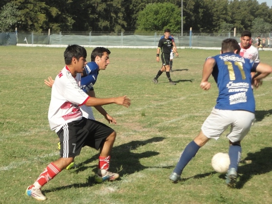 Diego Angaroni le roba la pelota a Lucio Barreiro. El partido fue entretenido y parejo.