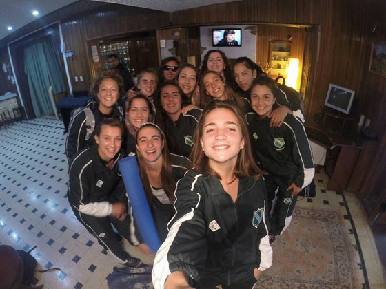 Las chicas en el hotel. "La experiencia fue inolvidable" concuerdan. Fotos: Social Lux Fútbol Femenino Facebook.