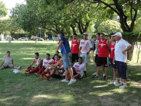Ex jugadores y allegados de Arijón, acompañando al equipo en el calentamiento previo.
