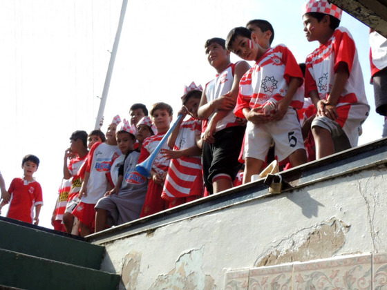Los "purretes" de Arijón esperando a sus ídolos del primer equipo. Hicieron sentir su aliento.