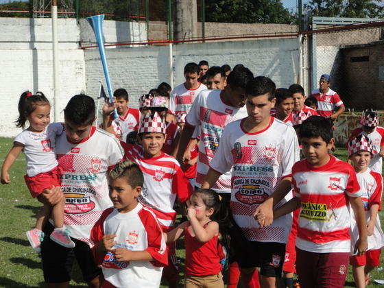 El ingreso de Arijón al campo fue acompañado por los pequeños. La tribuna tiró papelitos.