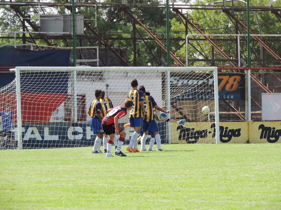 Joaquín Messi ejecuta el tiro libre que terminará en el tercero de Newell's.