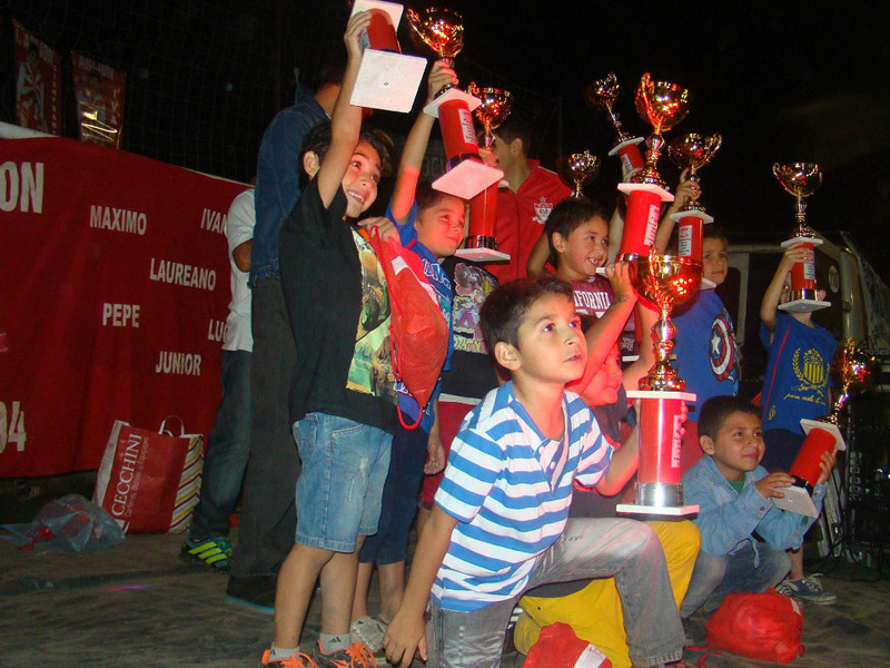 Los chicos felices, levantando sus trofeos, en la Agrupación Infantil Arijón.