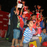 Los chicos felices, levantando sus trofeos, en la Agrupación Infantil Arijón.