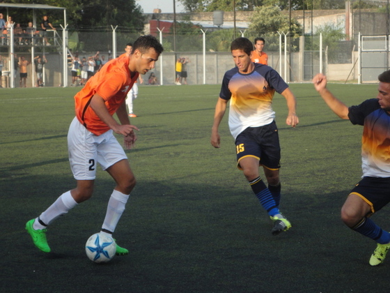 Juli&aacute;n Bembo, altern&oacute; buenas y malas, pero el primer gol lleg&oacute; por una proyecci&oacute;n suya.