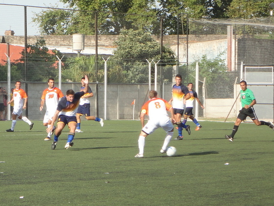 Acoglanis mostró su experiencia en la tenencia de balón pero le costó encontrar profundidad.