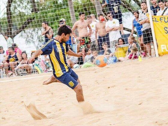 Maxi Ponzetti en acción. El fútbol-playa exige una gran condición física y técnica.