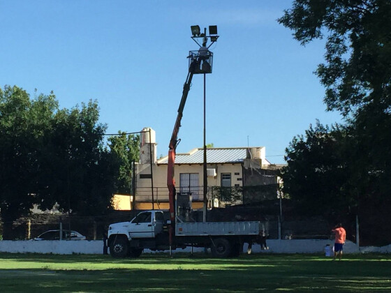 La instalación eléctrica se realizó recientemente y precisó de la grúa que aquí vemos.