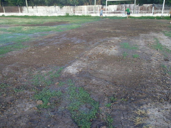 Así estaba una de las áreas cuando se le agregó tierra y se utilizó la motoniveladora.
