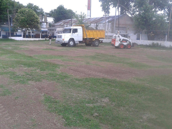 Veinte camiones con tierra se usaron para nivelar el terreno de juego. La cancha es otra.