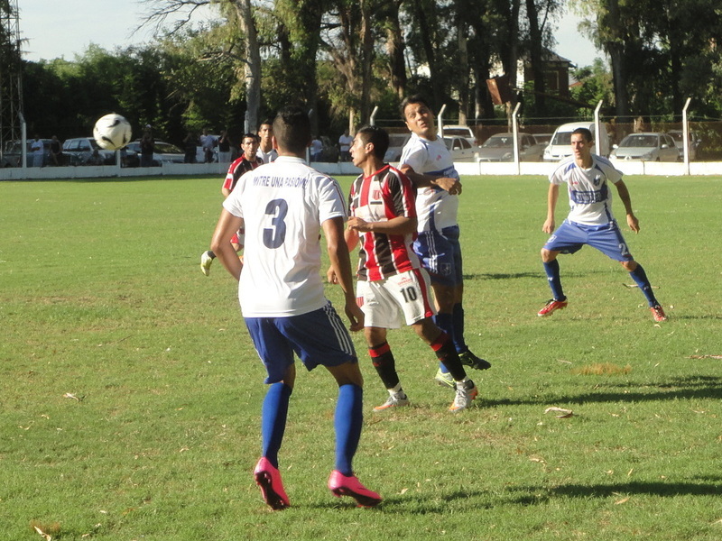 El pato Pissano gana de arriba, peina y despeja. El volante estuvo incansable todo el partido.