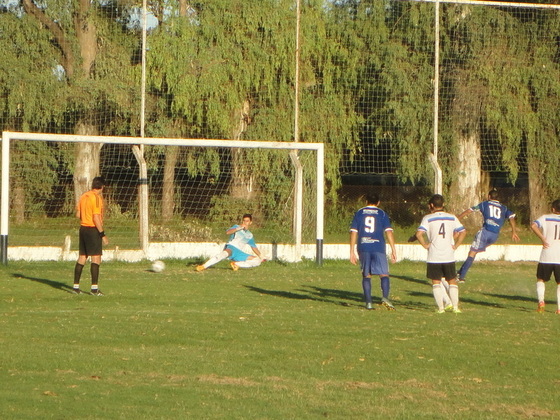 Mauricio Chiodo convierte el único gol de Mitre. La falta también se la hicieron al "galgo".