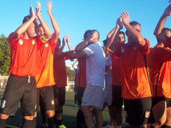 El saludo a su gente. El equipo rosarino es uno de los 60 clasificados del Torneo Federal C.