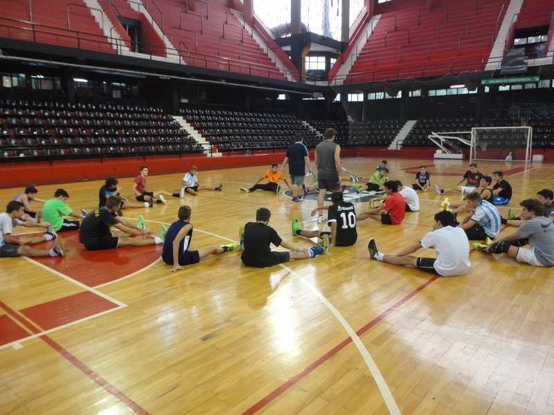El plantel Sub-16 del Futsal Rosarino, elongando a las &oacute;rdenes del Profe Flavio Capillo.