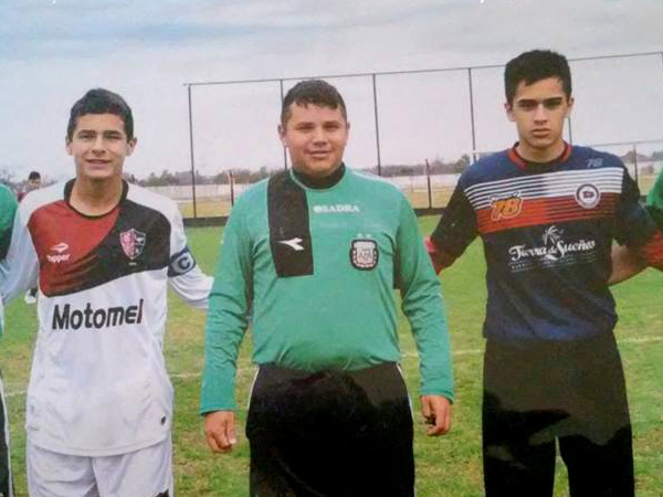 El "Kelly" Martínez dirigiendo un cotejo de divisiones inferiores. Foto: Lucas Maldonado.