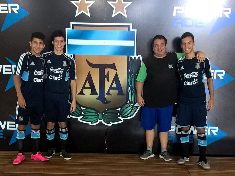 Acompañados por Fernando Cuerva, el DT de Rowing con el que entrenan aquí en la ciudad.