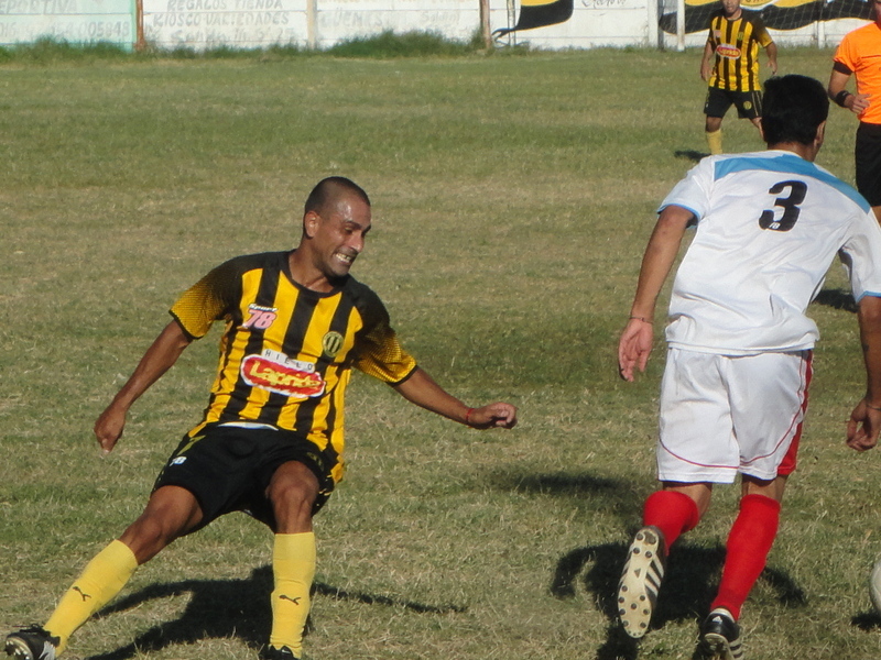 Pablo Turi, que en 2014 jugó en Tiro Suizo, fue quien marcó el segundo gol de Oriental.