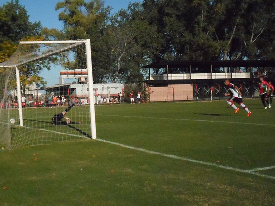 Ignacio Cuffaro convirtió de penal uno de los goles de la local de Newell's. Foto: Erica Pizzuto.