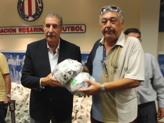 El Presidente de Defensores Unidos, José Zanabria, uno de los primeros en recibir los balones.