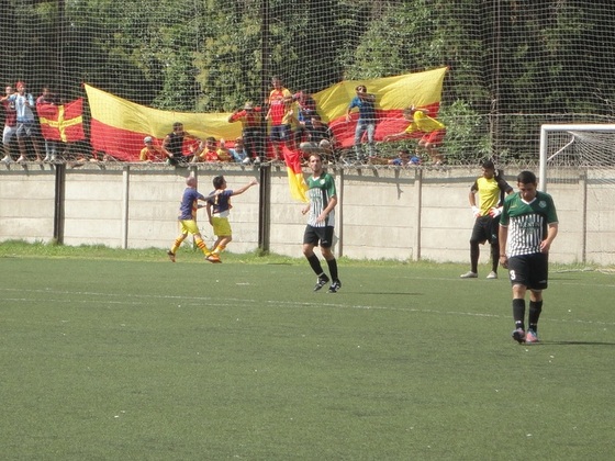 Miguel Heredia corre a festejar con los hinchas (que estaban fuera del predio) el gol del Defe.