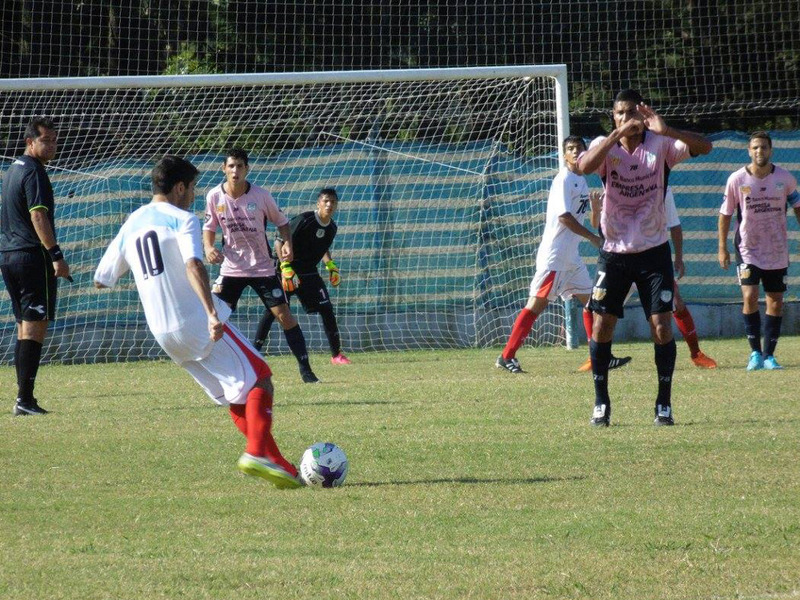 Mauro Palacios ejecuta una pelota parada de Tiro Suizo. El equipo de zona sur no hace pie y aún no ganó. Cayó por goleada ante Tiro Federal. Foto: Alicia Leonar para Fútbol con Estilo.