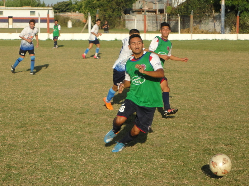 Aquí Franco Rodríguez iba a recibir el balón, levantó el pie, y se le escapó debajo de la suela.