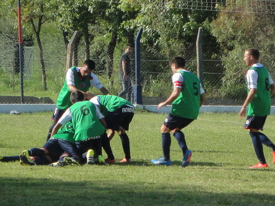 El monito Maxi Saucedo acaba de convertir un golazo, rematando desde 40 metros.