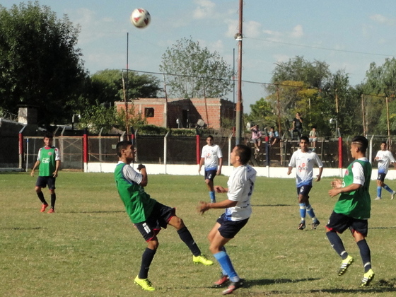 Javier Sosa y Fernando Juárez disputan un balón. El partido fue bastante desprolijo.