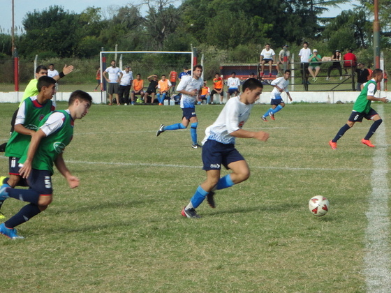 Leonel Castro pasa al ataque, perseguido por Bogado y Sosa. El empate estuvo bien.