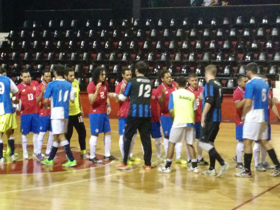 El saludo previo al encuentro. Sionista jugó un gran partido y pudo empatar 2 a 2.